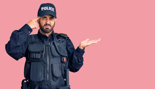 Jonge Spaanse Man Draagt Politie Uniform Verward Geïrriteerd Met Open — Stockfoto