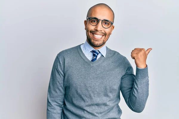 Homem Adulto Hispânico Usando Óculos Estilo Negócios Sorrindo Com Rosto — Fotografia de Stock