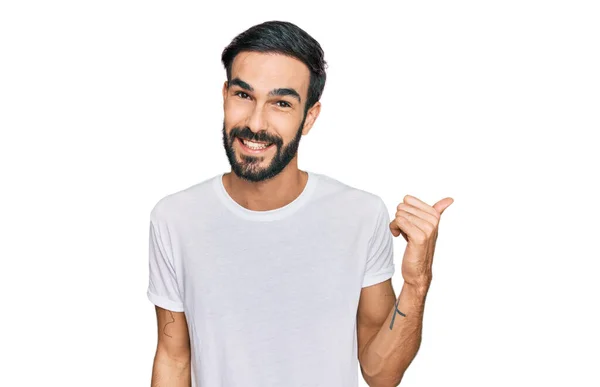 Joven Hombre Hispano Vistiendo Camiseta Blanca Casual Sonriendo Con Cara —  Fotos de Stock