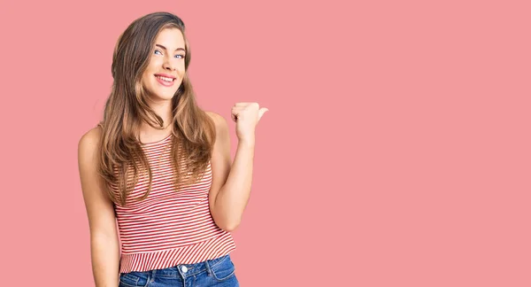 Mulher Branca Bonita Vestindo Roupas Casuais Sorrindo Com Rosto Feliz — Fotografia de Stock