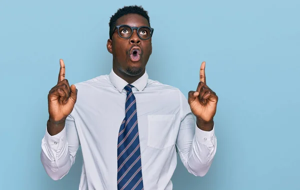 Hombre Negro Negocios Guapo Con Camisa Blanca Corbata Asombrado Sorprendido —  Fotos de Stock