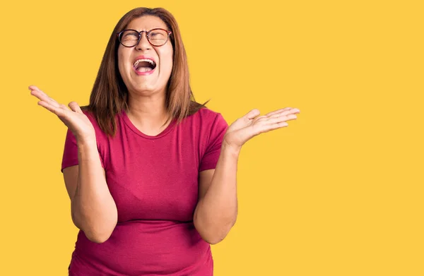 Bela Mulher Meia Idade Vestindo Roupas Casuais Óculos Comemorando Louco — Fotografia de Stock