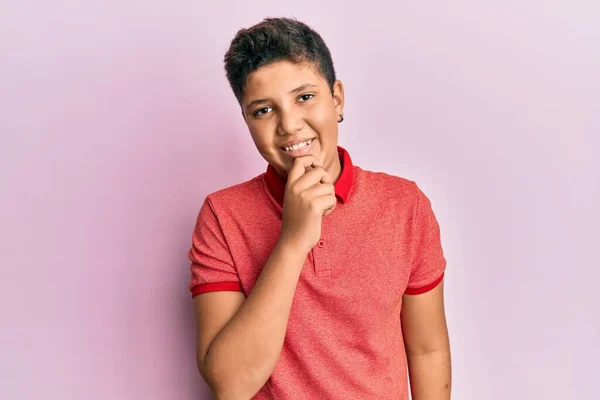Підліток Іспаномовний Хлопчик Повсякденному Одязі Посміхається Дивлячись Впевнено Камеру Схрещеними — стокове фото
