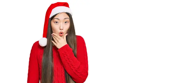 Jovem Chinesa Vestindo Chapéu Natal Que Parece Fascinado Com Descrença — Fotografia de Stock