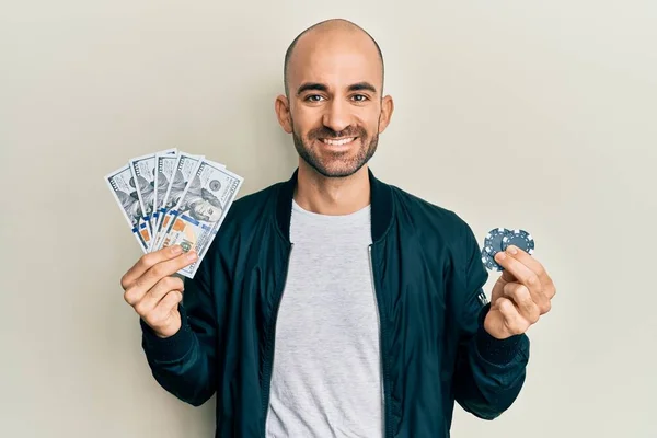 Poker Oynayan Genç Spanyol Adam Elinde Dolar Banknotları Çiplerle Mutlu — Stok fotoğraf