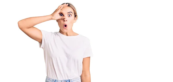 Jovem Bela Mulher Loira Vestindo Camisa Branca Casual Fazendo Gesto — Fotografia de Stock