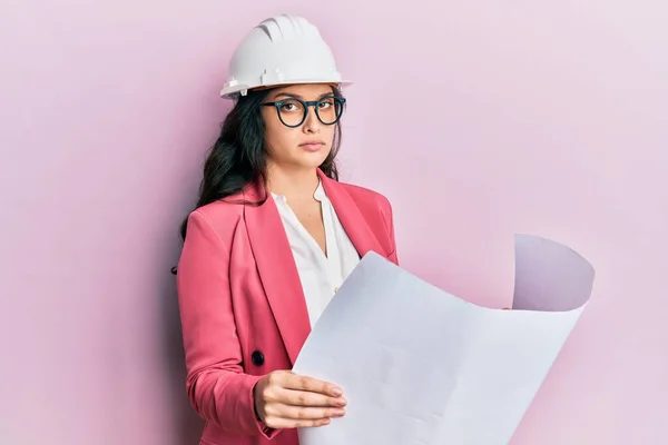 Hermosa Mujer Del Medio Oriente Mirando Los Planos Papel Con —  Fotos de Stock