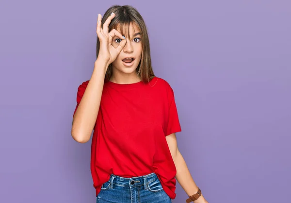 Tiener Blank Meisje Draagt Casual Rood Shirt Doet Gebaar Geschokt — Stockfoto