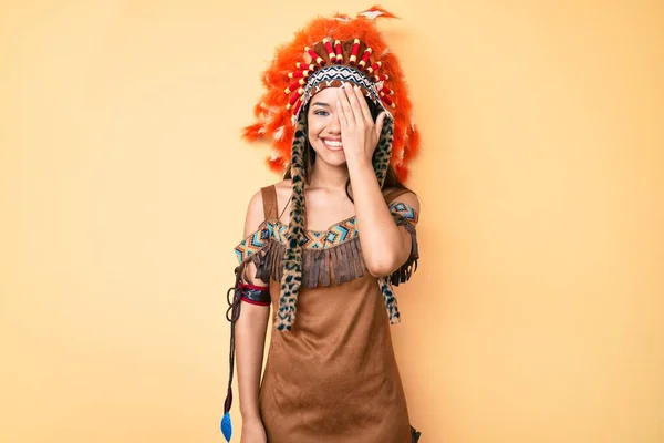 若いです美しいですラテン女の子身に着けていますインドの衣装カバー1目とともに手 自信を持って笑顔上の顔と驚き感情 — ストック写真