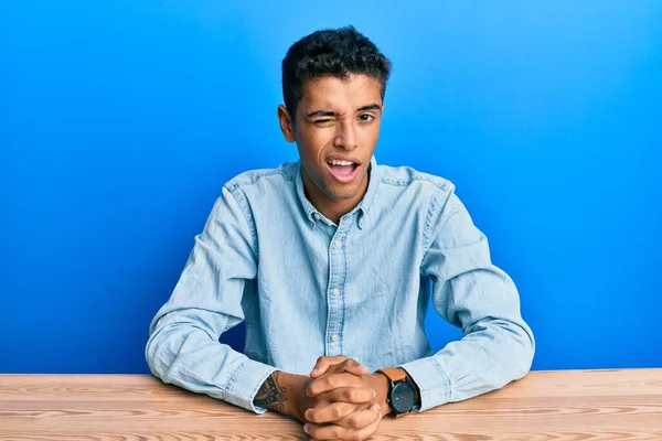 Giovane Bell Uomo Afro Americano Che Indossa Abiti Casual Seduto — Foto Stock