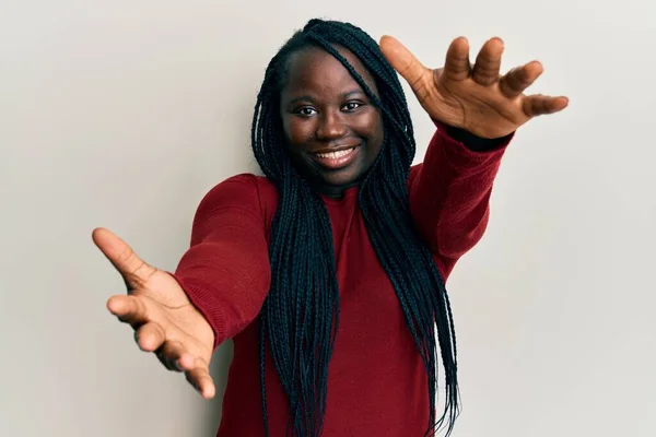 Joven Mujer Negra Con Trenzas Vestida Con Ropa Casual Mirando —  Fotos de Stock