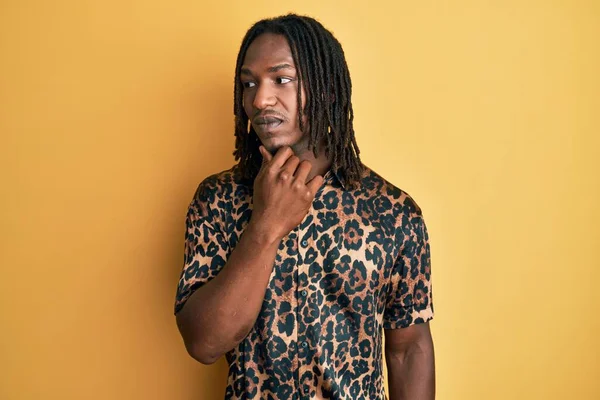 Homem Afro Americano Com Tranças Vestindo Camisa Impressão Animal Leopardo — Fotografia de Stock