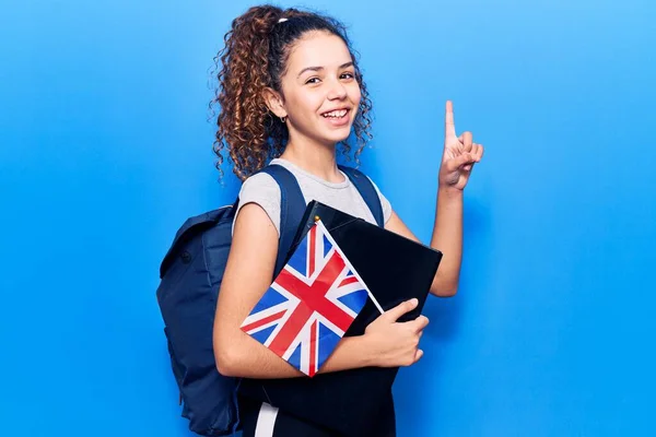 Hermosa Niña Con Pelo Rizado Usando Mochila Estudiante Con Aglutinante —  Fotos de Stock