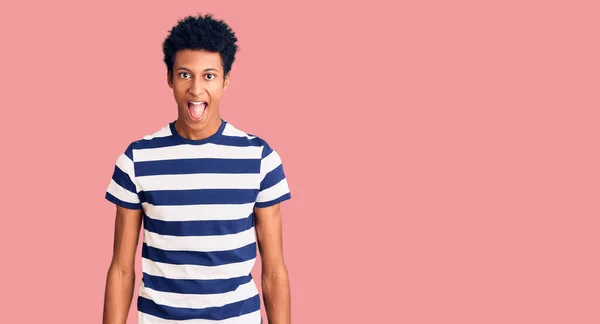 Jeune Homme Afro Américain Portant Des Vêtements Décontractés Collant Langue — Photo