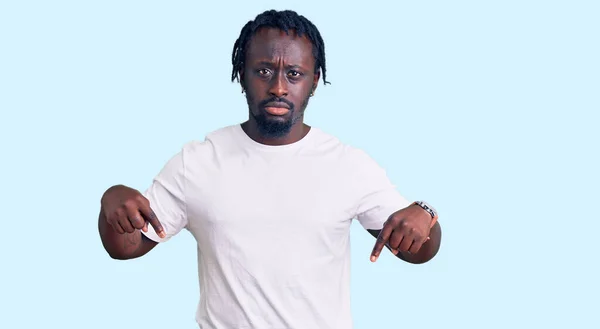 Fiatal Afro Amerikai Férfi Copfokkal Alkalmi Fehér Pólóban Ami Szomorú — Stock Fotó