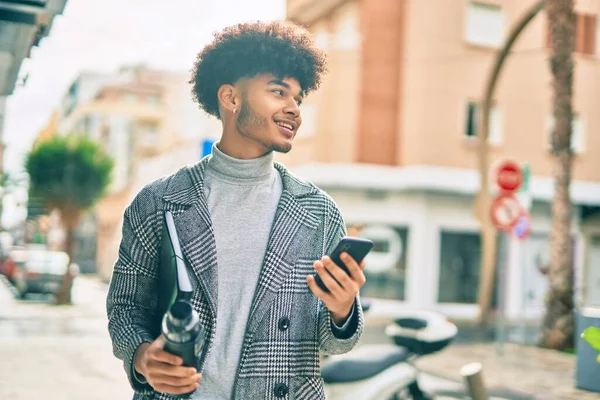 Jovem Empresário Afro Americano Usando Smartphone Segurando Garrafa Água Cidade — Fotografia de Stock
