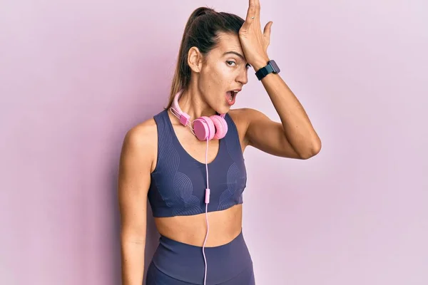 Joven Hermosa Mujer Con Ropa Gimnasio Uso Auriculares Sorprendidos Con — Foto de Stock