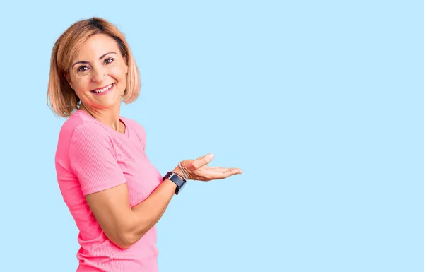 Jonge Blonde Vrouw Draagt Sportkleding Wijzen Opzij Met Handen Open — Stockfoto