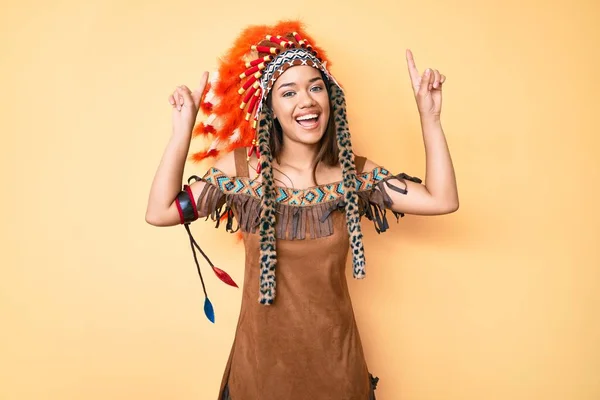 Jovem Bela Menina Latina Vestindo Traje Indiano Sorrindo Espantado Surpreso — Fotografia de Stock