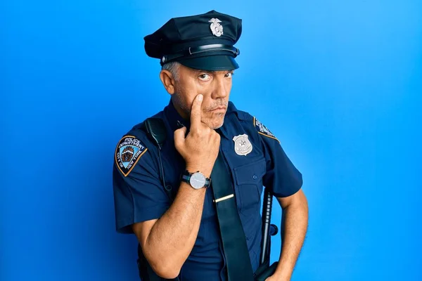 Pohledný Zralý Muž Středního Věku Policejní Uniformě Ukazuje Oko Pozoruje — Stock fotografie