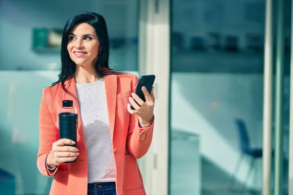 Genç Güzel Bir Kadını Şehirde Akıllı Telefon Kullanarak Mutlu Bir — Stok fotoğraf