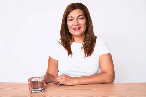 Brünette Hispanische Frau Mittleren Alters Trinkt Ein Glas Wasser Und — Stockfoto