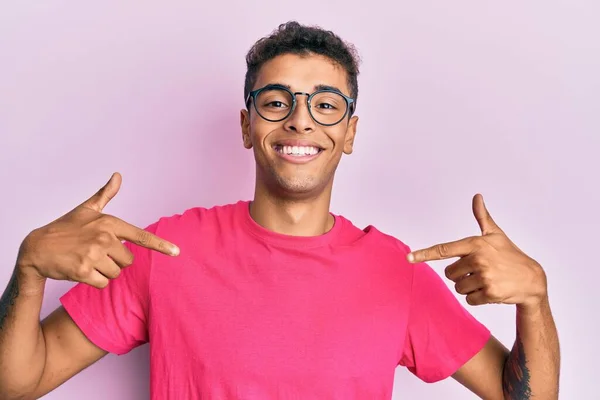 Jovem Afro Americano Bonito Vestindo Óculos Sobre Fundo Rosa Olhando — Fotografia de Stock