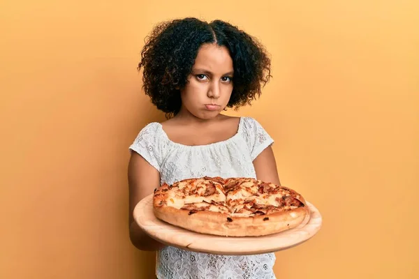 Niña Con Cabello Afro Sosteniendo Pizza Italiana Deprimida Preocupada Por —  Fotos de Stock