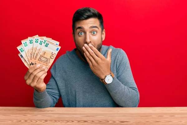 Bonito Hispânico Segurando Monte Notas Euros Cobrindo Boca Com Mão — Fotografia de Stock