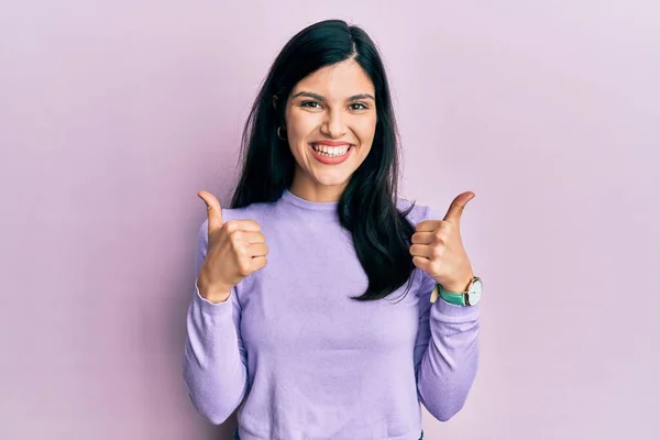 Jonge Latijns Amerikaanse Vrouw Draagt Casual Kleding Succes Teken Doen — Stockfoto