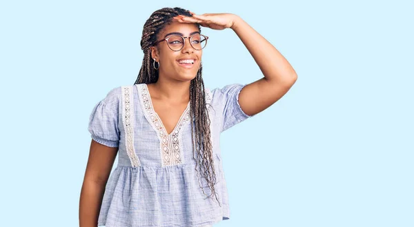 Молодая Африканская Американка Косичками Повседневной Летней Одежде Очках Счастлива Улыбается — стоковое фото