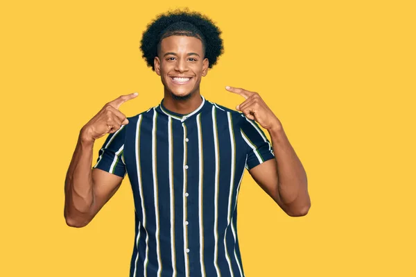 Hombre Afroamericano Con Pelo Afro Vistiendo Ropa Casual Sonriendo Alegre — Foto de Stock