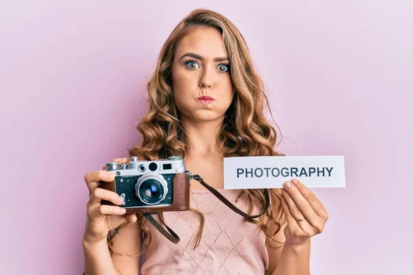 Junges Blondes Mädchen Mit Vintage Kamera Und Papier Mit Fotopapier — Stockfoto