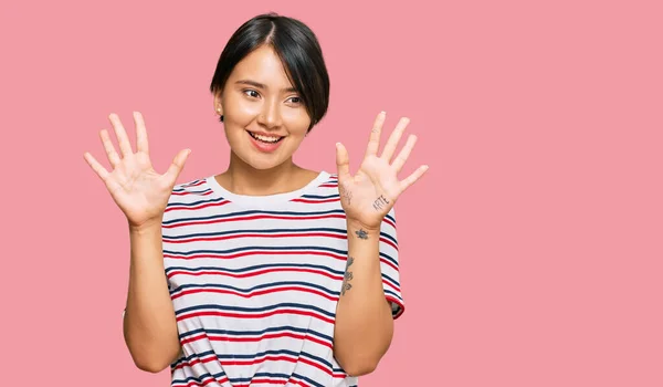 Mooie Jonge Vrouw Met Kort Haar Dragen Casual Kleding Tonen — Stockfoto