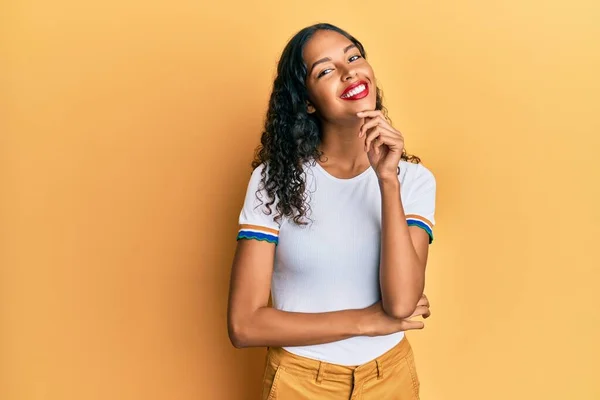 Młoda Afroamerykanka Ubrana Luźne Ciuchy Uśmiechem Twarzy Skrzyżowanymi Ramionami Ręką — Zdjęcie stockowe