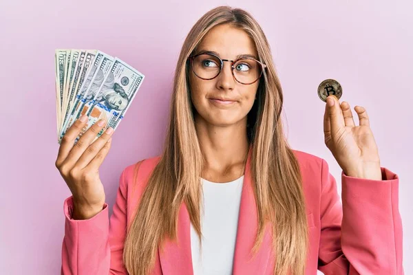 Jonge Blonde Vrouw Dragen Zakelijke Stijl Met Dollars Bitcoin Glimlachen — Stockfoto