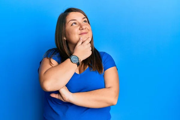 Piękna Brunetka Size Kobieta Luźnej Niebieskiej Koszulce Ręką Podbródku Myśląc — Zdjęcie stockowe