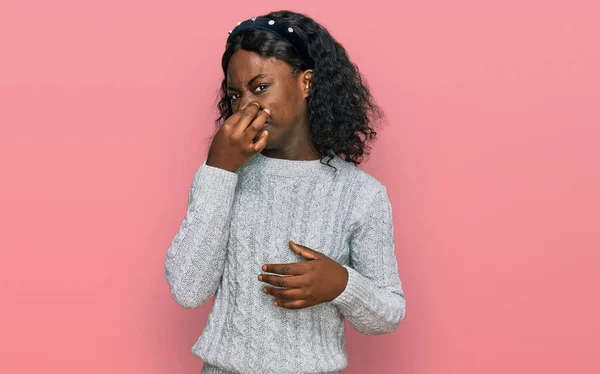 Wanita Muda Afrika Indah Mengenakan Sweater Musim Dingin Kasual Berbau — Stok Foto