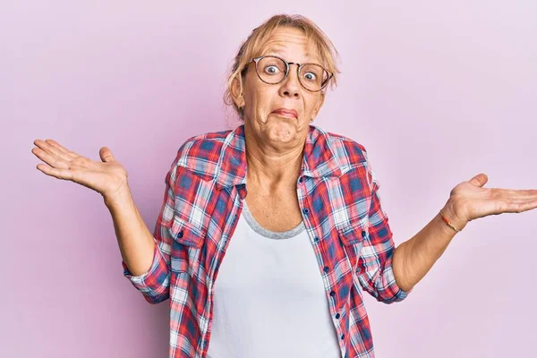 Donna Bionda Mezza Età Che Indossa Abiti Casual Occhiali All — Foto Stock