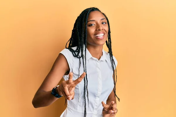 Afroameričanka Neformálním Oblečení Usmívající Kameru Ukazující Prsty Znamení Vítězství Číslo — Stock fotografie
