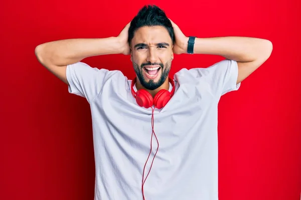 Junger Mann Mit Bart Der Mit Kopfhörern Musik Hört Verrückt — Stockfoto