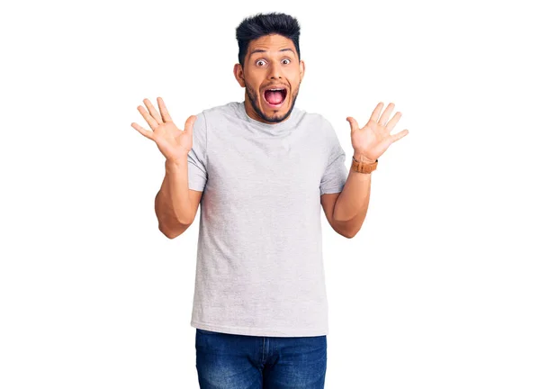 Yakışıklı Latin Amerikalı Genç Adam Gündelik Tişört Giyip Çılgınlığı Kutluyor — Stok fotoğraf