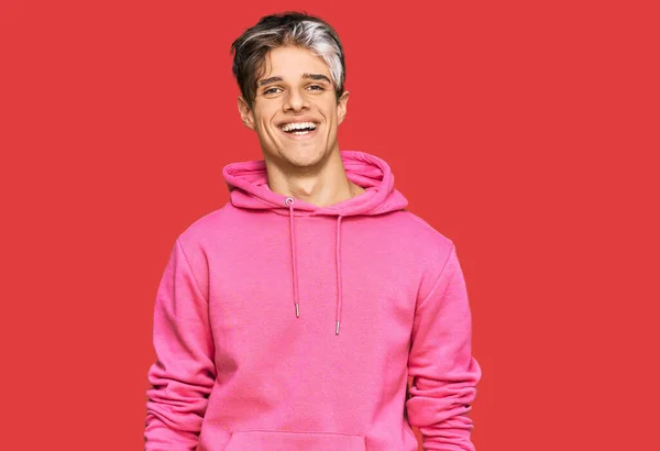 Homem Hispânico Jovem Vestindo Camisola Rosa Casual Com Sorriso Feliz — Fotografia de Stock