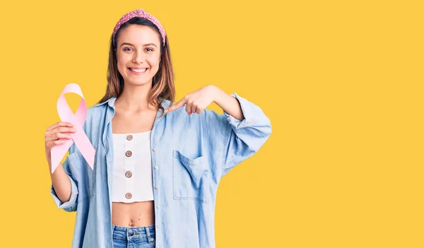 Menina Bonita Jovem Segurando Fita Câncer Rosa Apontando Dedo Para — Fotografia de Stock