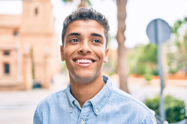 Joven Latino Sonriendo Feliz Caminando Por Ciudad —  Fotos de Stock