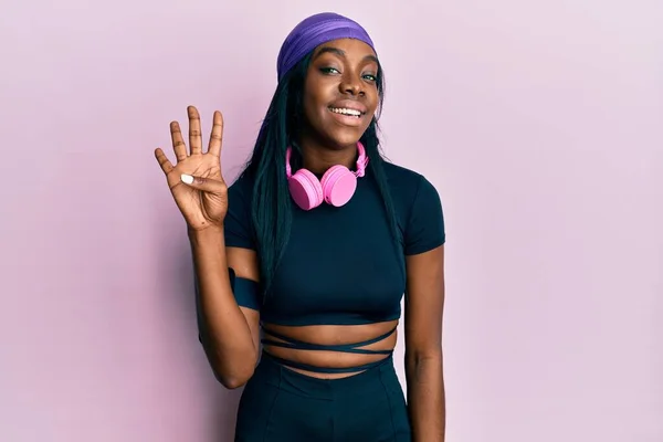 Ung Afrikansk Amerikansk Kvinna Bär Gym Kläder Och Med Hörlurar — Stockfoto
