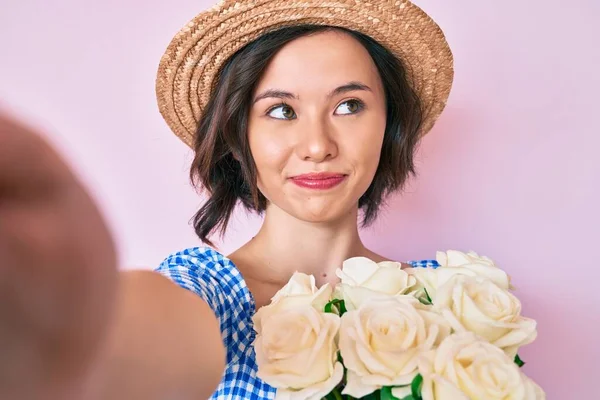 Joven Chica Hermosa Con Sombrero Verano Tomando Una Selfie Sonriendo —  Fotos de Stock
