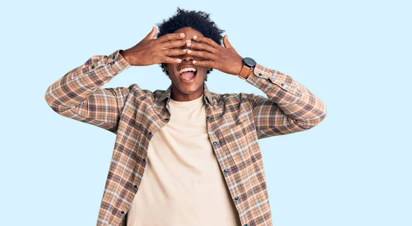 Afro Saçlı Sıradan Kıyafetler Giyen Gözleri Kapayan Neşeli Komik Elleri — Stok fotoğraf