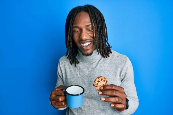 Africain Américain Avec Des Tresses Boire Une Tasse Café Biscuit — Photo