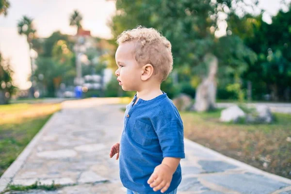 Söt Och Glad Liten Pojke Som Har Roligt Parken Solig — Stockfoto